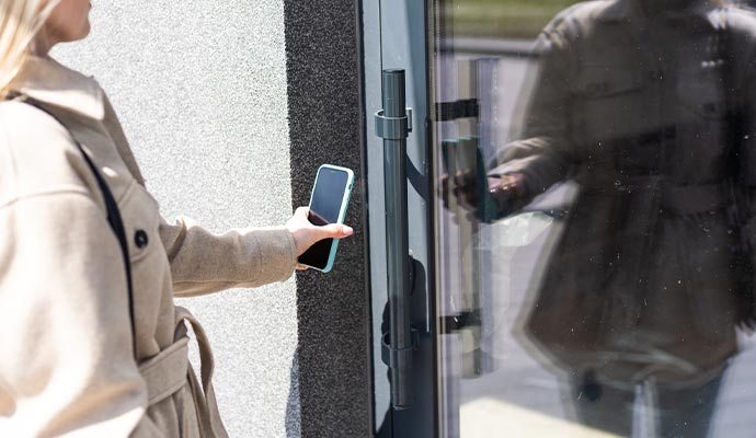 Digital lock interaction with smartphone